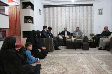 دیدار استاندار با خانواده شهدای دامپزشکی کردستان