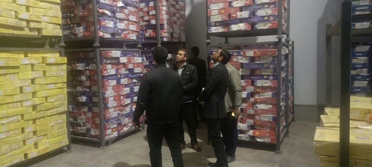 بازدید دادستان شهرستان دهگلان از سردخانه نگهداری فرآورده‌های خام دامی و انبار نهاده‌های دامی