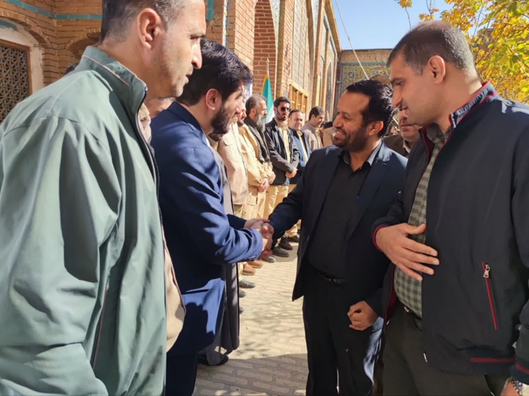 برگزاری میز خدمت شبکه دامپزشکی سنندج در نماز جمعه مسجد جامع به مناسبت هفته بسیج