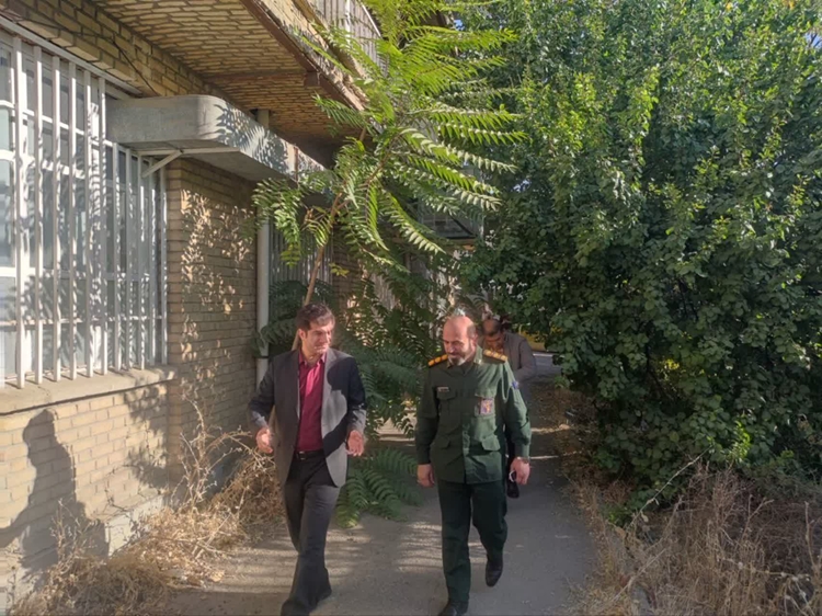 حضور فرمانده سپاه سنندج در شبکه دامپزشکی به مناسبت هفته دامپزشکی و تجلیل از کارکنان