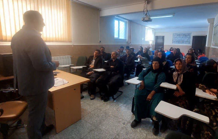 برگزاری کلاس آموزشی بهداشت دام برای مددجویان کمیته امداد دهگلان با مشارکت شبکه دامپزشکی 