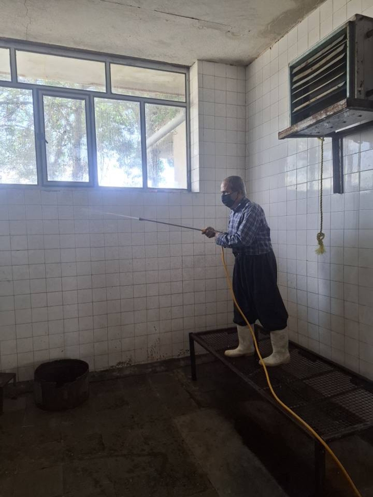 سم‌پاشی و ضدعفونی کشتارگاه دام دیواندره در راستای پیشگیری از تب کریمه کنگو